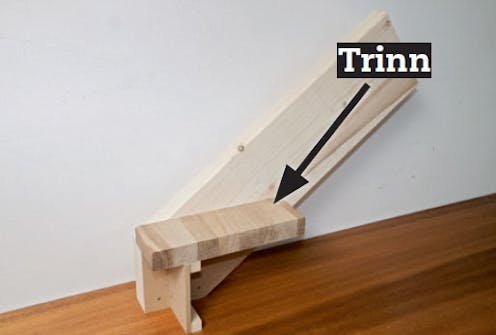 Bygge trapp: Første trinn limes og skrus fast på vangen Bygge trapp: Første trinn limes og skrus fast på vangen